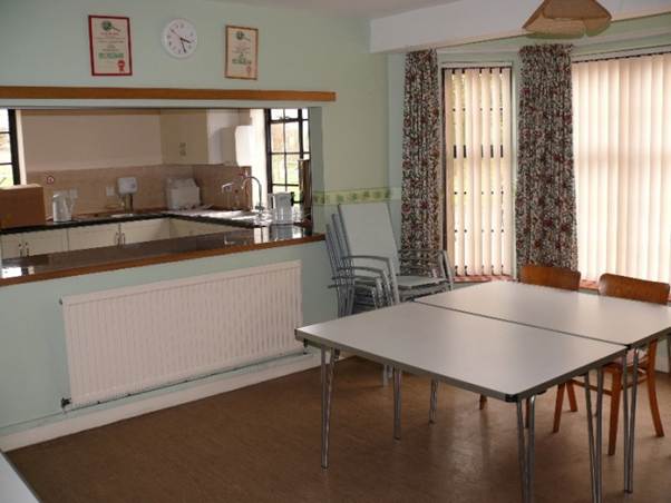 A room with tables and chairs

AI-generated content may be incorrect.